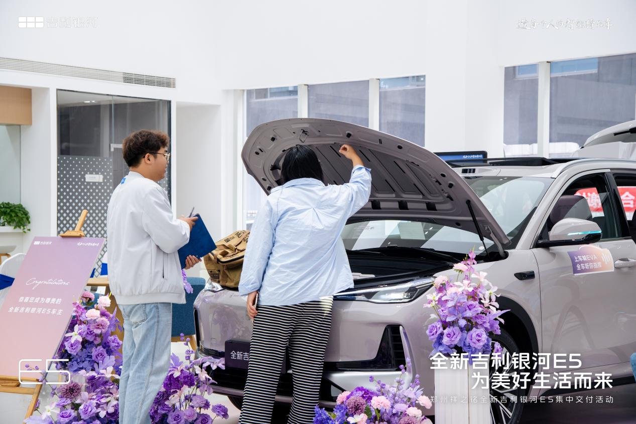 Täze Geely Galaxy E5 Zhengzhou şäherinde köpçülikleýin tabşyryldy