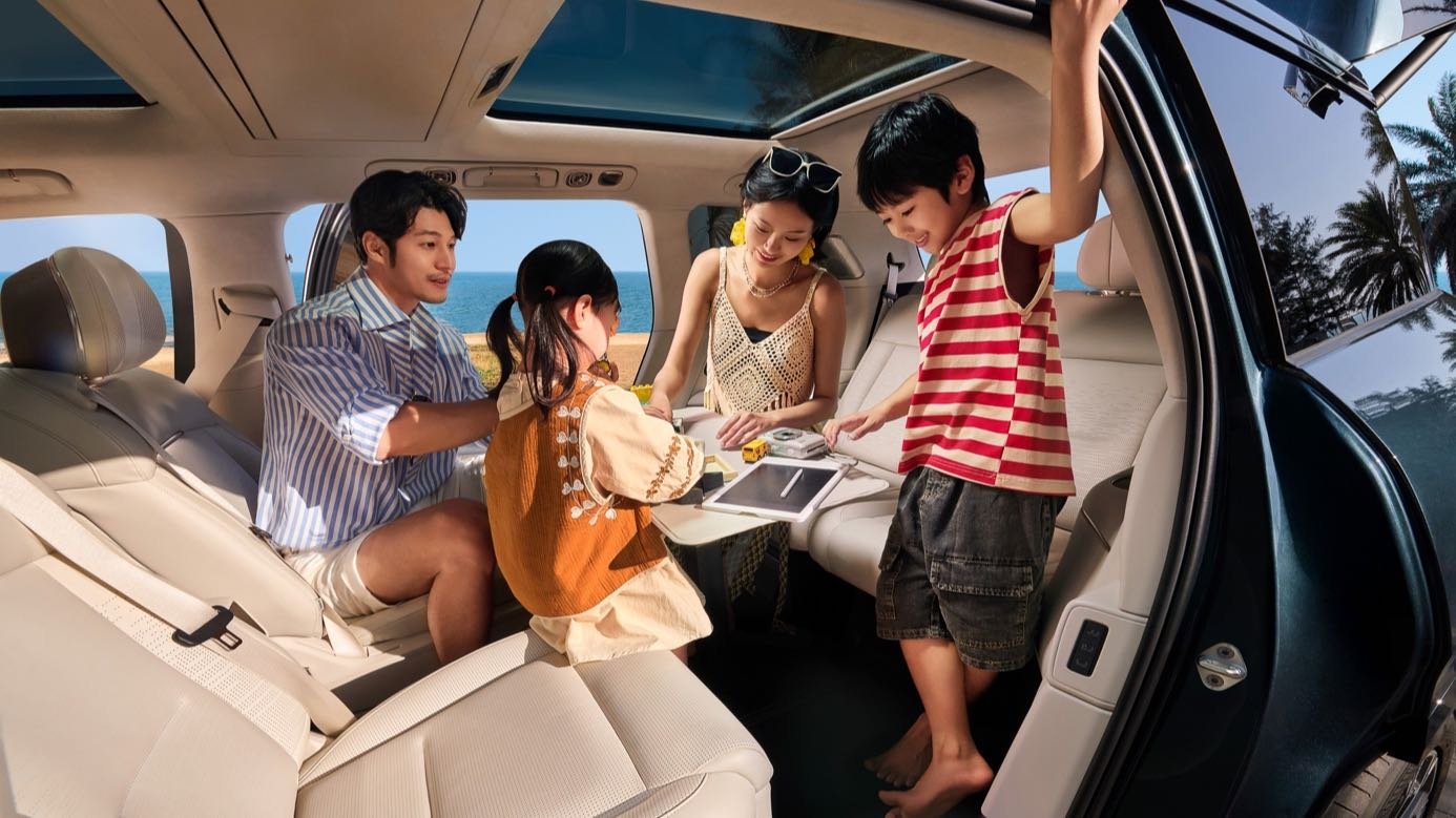 【中國·上海】2025年4月28日,領克汽車旗下全新旗艦力作領克900正式上市,推出1.5T Halo、1.5T Ultra、2.0T Ultra 、2.0T探索版四大配置,限時售價28.99萬元至39.69萬元。 【圖:領克900上市價格及權益】 目前,領克已服務全球超140萬用戶,成為立足中國、輻射世界的高端品牌標杆。面向新能源未來,領克聚焦通過資源整合與前瞻技術創新,拓寬品牌發展邊界,將加速推出更具競爭力的產品矩陣,服務更廣泛的用戶,覆蓋更豐富的場景,進入全球更多市場。 【圖:領克900】 領克