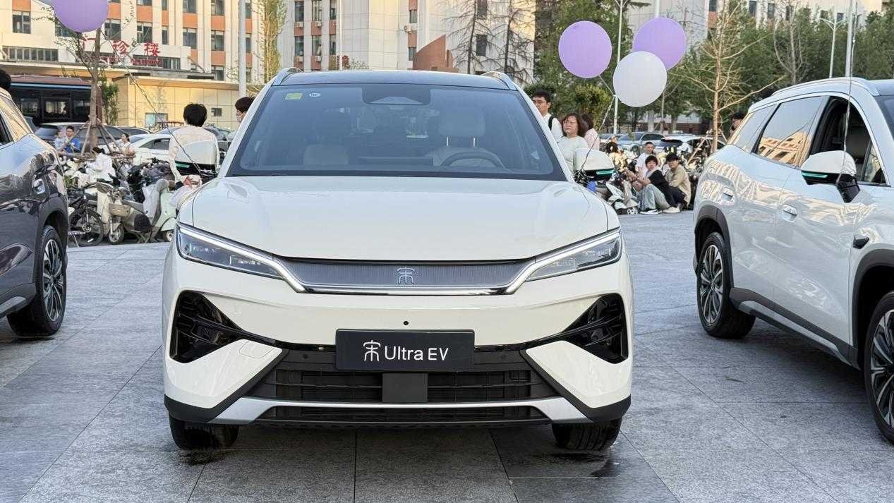 Szybkie ładowanie + długi zasięg + Yun辇, BYD Song Ultra EV debiutuje w Zhengzhou, od 151 900 juanów