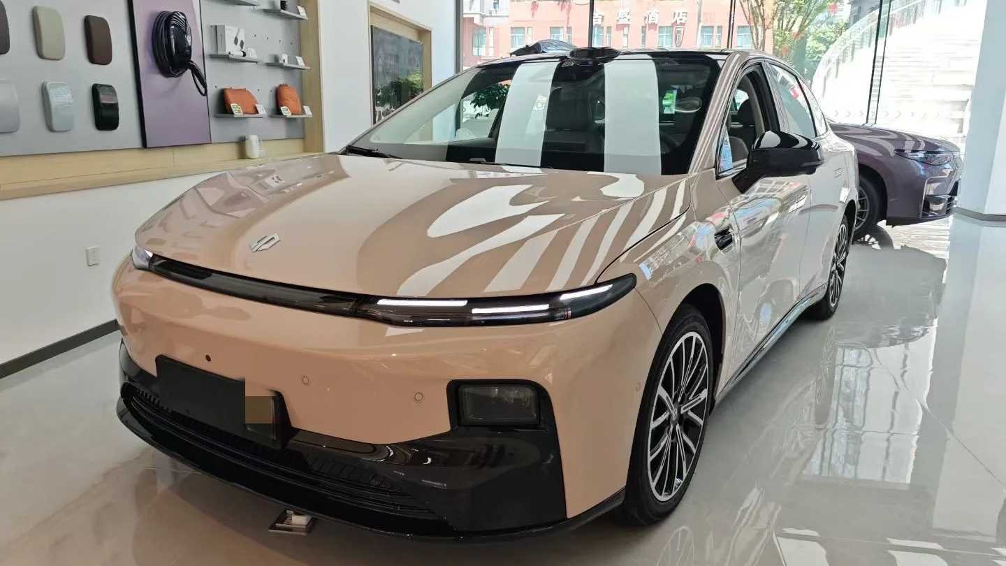 實拍零跑B01:10萬級純電轎車「攪局者」,能否「掀桌子」?