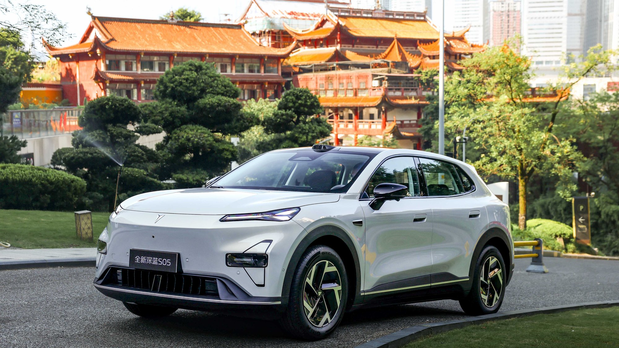 老款底盤偏軟被吐槽，新款深藍S05一口氣升了5個大招，夠誠意嗎？