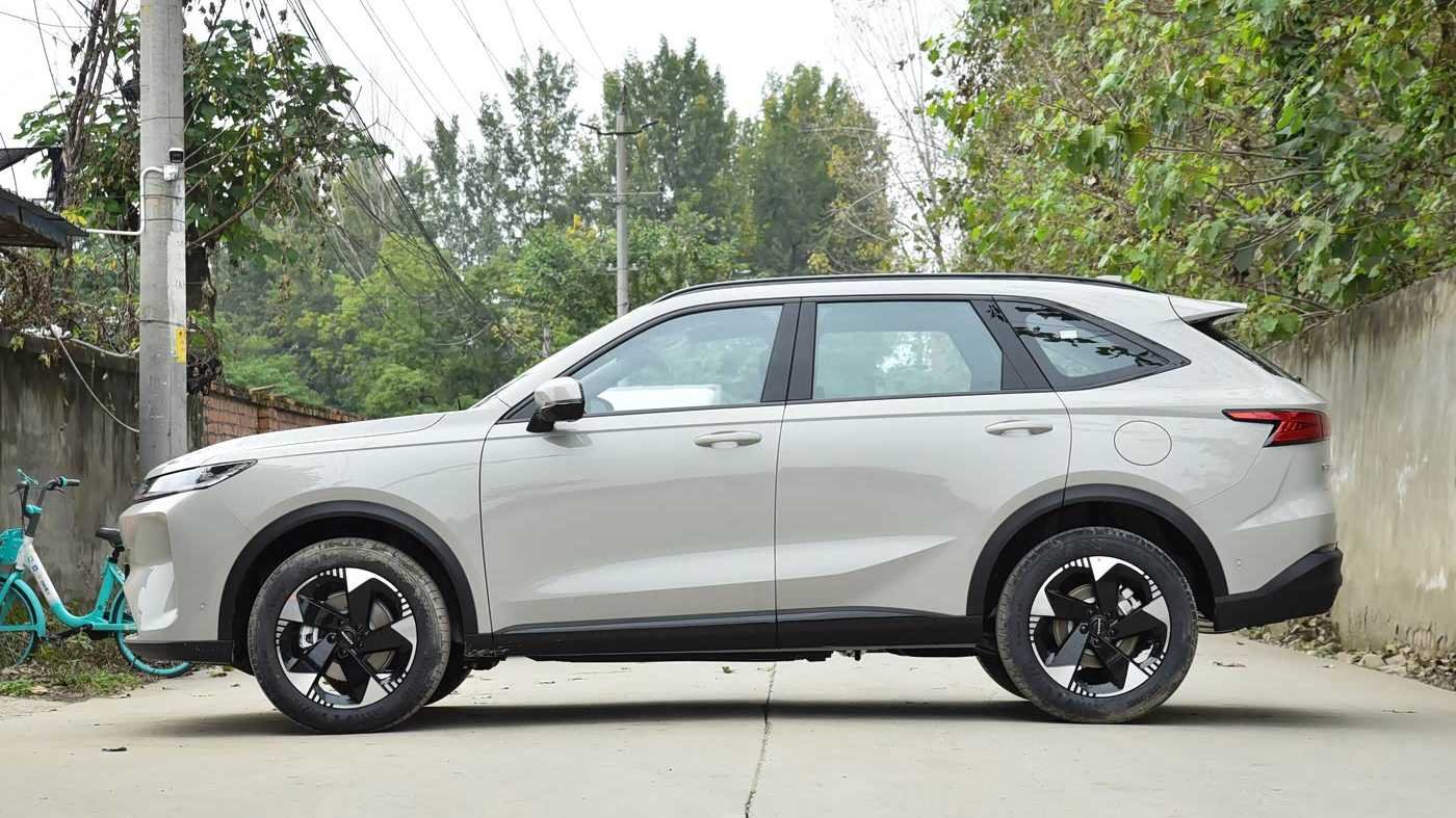 ليس مجرد H6 ممدودة: "الهندسة المتجاوزة" لـ Haval H6L الجديدة بالكامل
أولاً、تحديد هوية السيارة والهيكل: ما هو بالضبط الانتقال من "H6" إلى "H6L"
من حيث المواصفات، فإن H6L هي في جوهرها سيارة SUV متوسطة الحجم بدفع أمامي، مبنية على منصة عرضية موجودة وممتدة نحو الأعلى:
الأبعاد: 4800×1895×1730 مم، قاعدة العجلات 2810 مم، أطول من قاعدة عجلات H6 الحالية بأكثر من 70 مم، وأصبحت بحجم متوسط قياسي.
نظام التعليق: ماكفيرسون مستقل في الأمام + متعدد الوصلات مستقل في الخلف، وهو الحل السائد في هذه الفئة وأيضاً من الحلول عالية المستوى.
هندسياً، فإن مزايا هذا النهج "بعمل نسخة L على منصة ناضجة" واضحة جداً في الفكرة:
انخفاض كبير في تكاليف ومخاطر التطوير: يكفي تعديل الهيكل الأبيض ومساحات التشكيل وضبط قاعدة العجلات وبنية التعليق الخلفي.
سلسلة التوريد ونظام التحقق يسيران على خط عائلة H6: