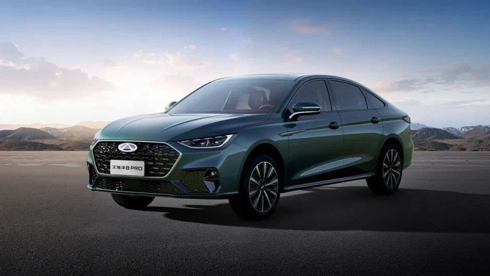 Officiel : les images de la version 2.0T de la Chery Arrizo 8 PRO dévoilées, design sportif renforcé et pneus Continental