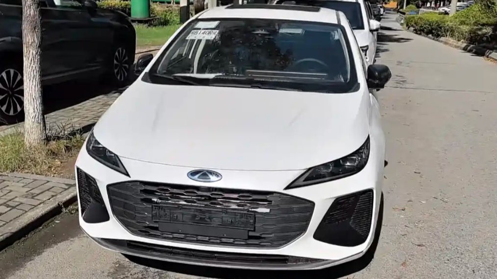Novi Chery Arrizo 5 viđen u vožnji – nova prednja maska oštrog dizajna, cena oko 40.000 juana