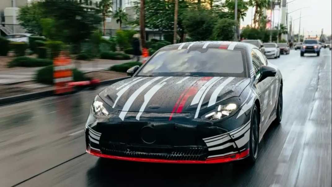 Az új Mercedes-AMG GT négyajtós elektromos kupé álcázás nélkül mutatkozott be