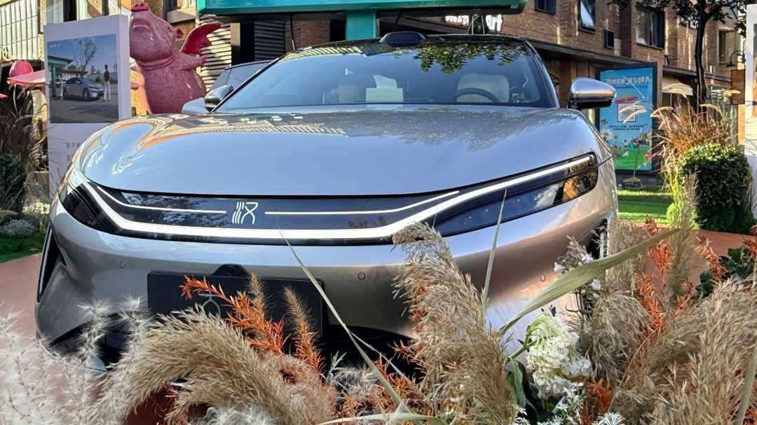 Az 5,2 méteres autó úgy fordul, mint egy A0-s, a BYD Han 235 900 jüantől indul, a hátsó kerekek 7 fokot fordulnak