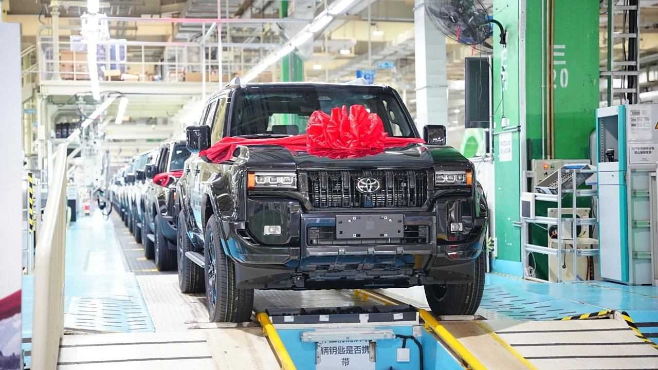 A Toyota Prado csúcsmodell VX megújult változata legördült a gyártósorról – hiányzik a hátsó differenciálzár, családi használatra nem éri meg, terepen gyengébb