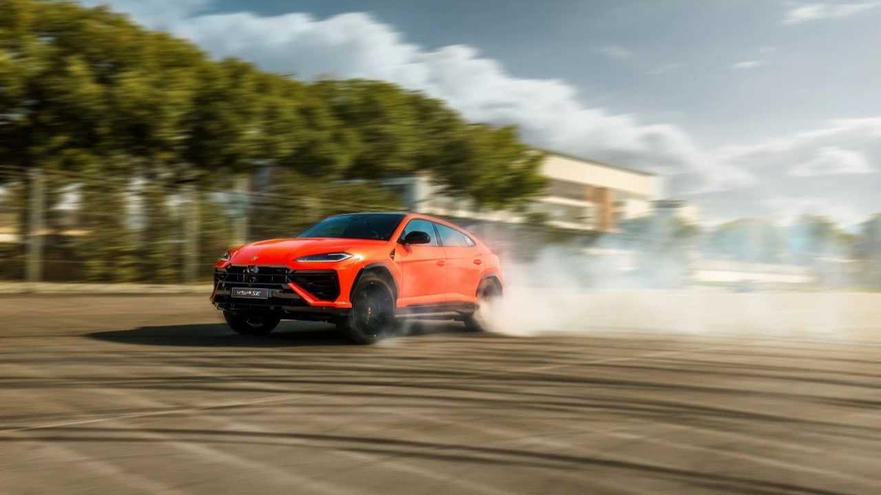 A férfiak kedvenc dupla élvezete – ezúttal a Lamborghinitől