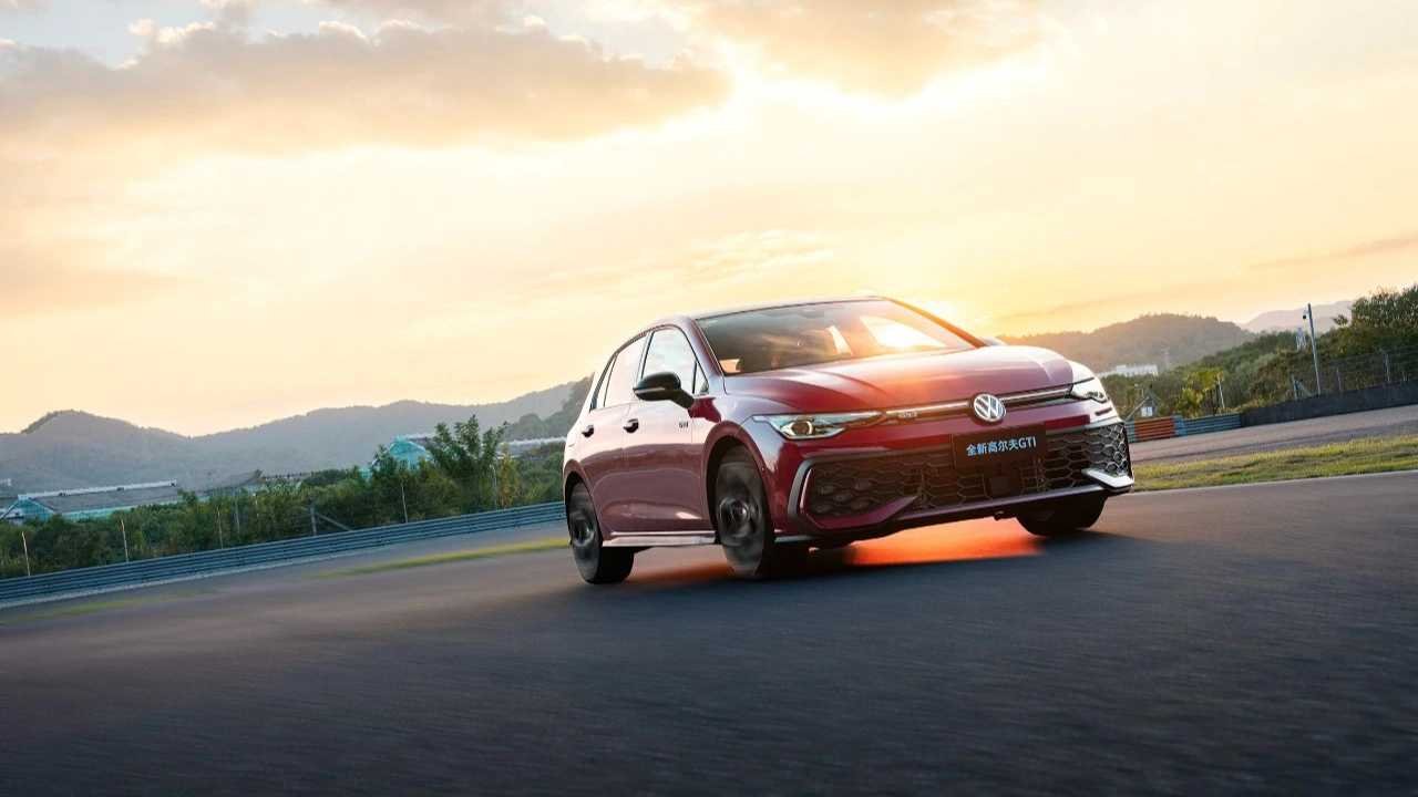 Nagy képernyő, 1.5T támogatás, GTI-arculatváltás – íme az új Golf nagy durranása