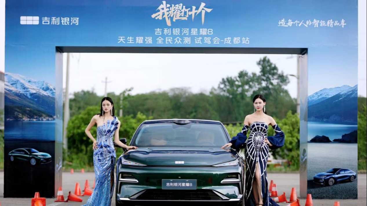 Geely Galaxy Xingyao 8 – cena kilkunastu tysięcy, komfort za pięćdziesiąt tysięcy, mieszkańcy Chengdu mówią wprost: „bashi deban”