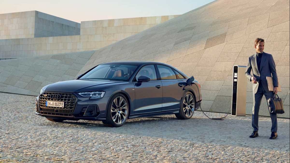 Az A8 tisztán elektromos változatára még várni kell, végül az Audi A8L PHEV viszi el a balhét