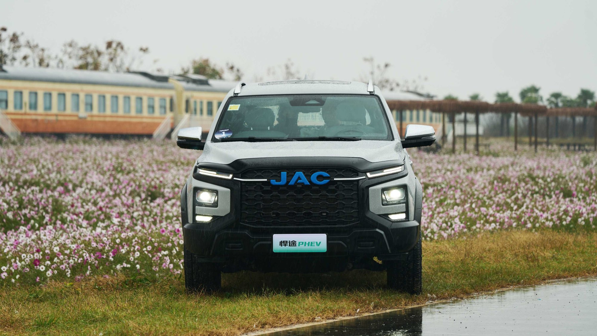 Erőteljes mozgósítás ezer megyében, jólét tízezer családnak! A Hunter PHEV vidéki váltóhadjáratának ráadás szezonja