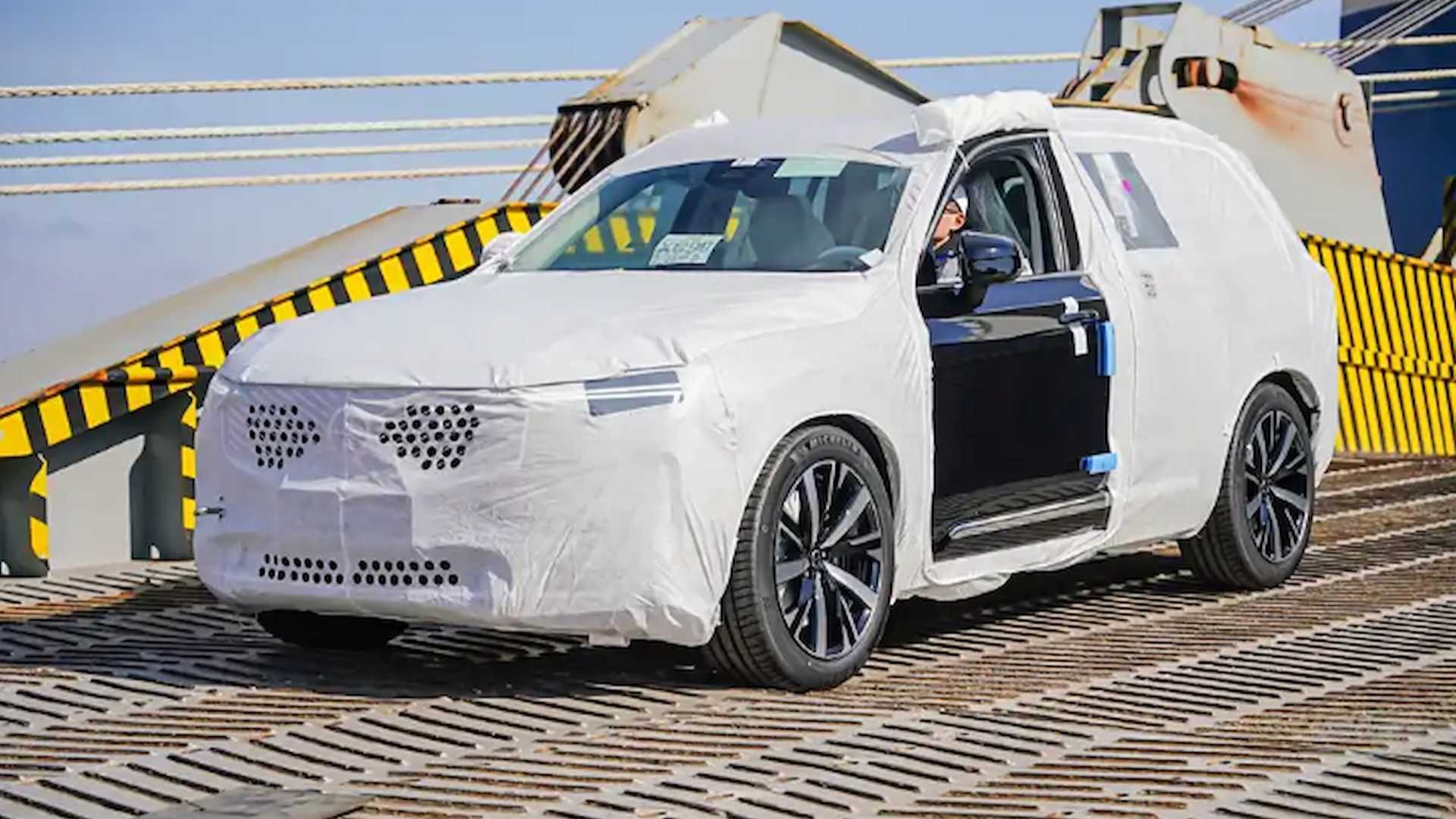 Шестиместная версия прибыла в порт — живые фото! Новый XC90 с пневмоподвеской в стандарте: на полном баке и заряде проедет пол-Китая