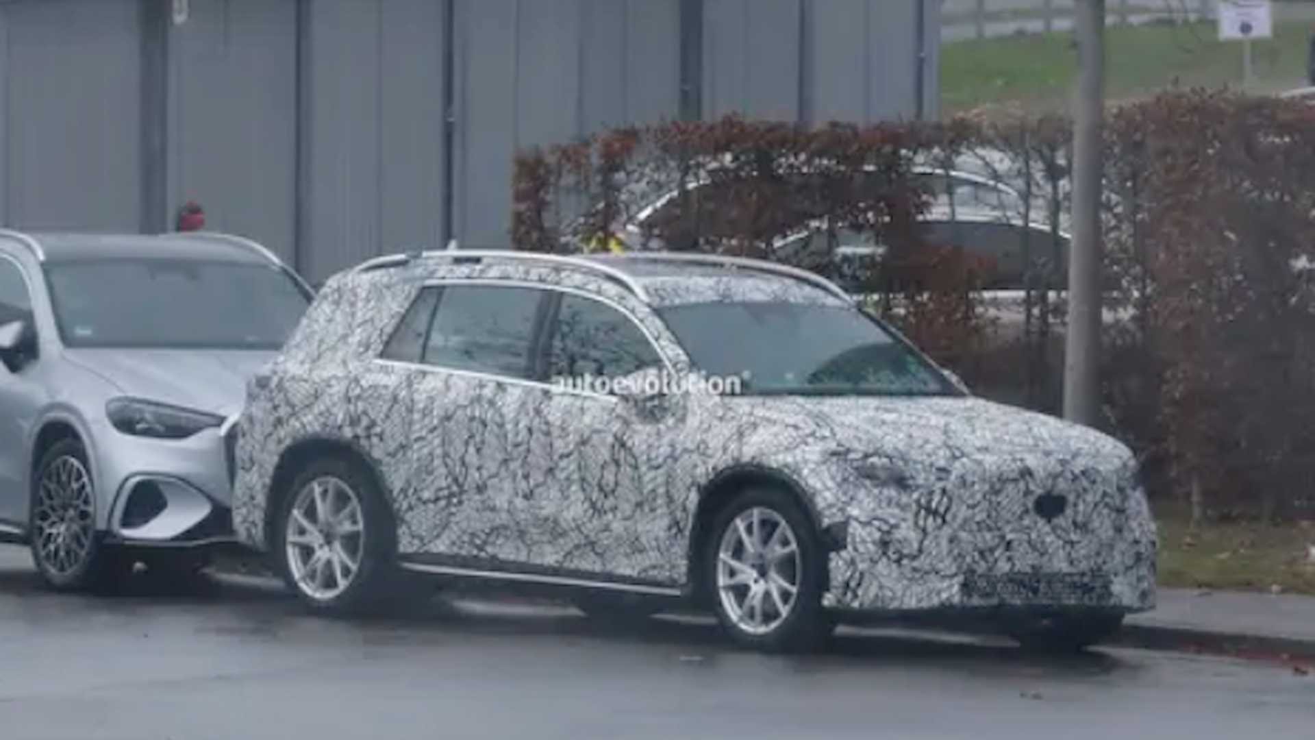 A hátsó rész szögletes, mint a GLS-é! Itt a Mercedes elektromos GLC hétszemélyes változata, közel 3 méteres tengelytávval, 800V-os architektúrával