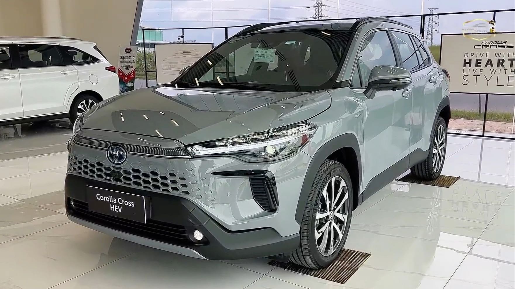 A Toyota új Corolla Cross modellje tengerentúlon debütált, opcionális GR Sport csomaggal