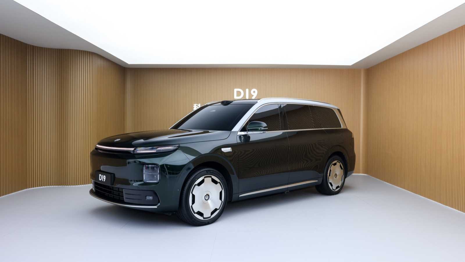 Megjelentek a Leapmotor D19 belső teréről készült hivatalos fotók, tisztán elektromos és hatótávolság-növelő változatban, jövőre kerül piacra