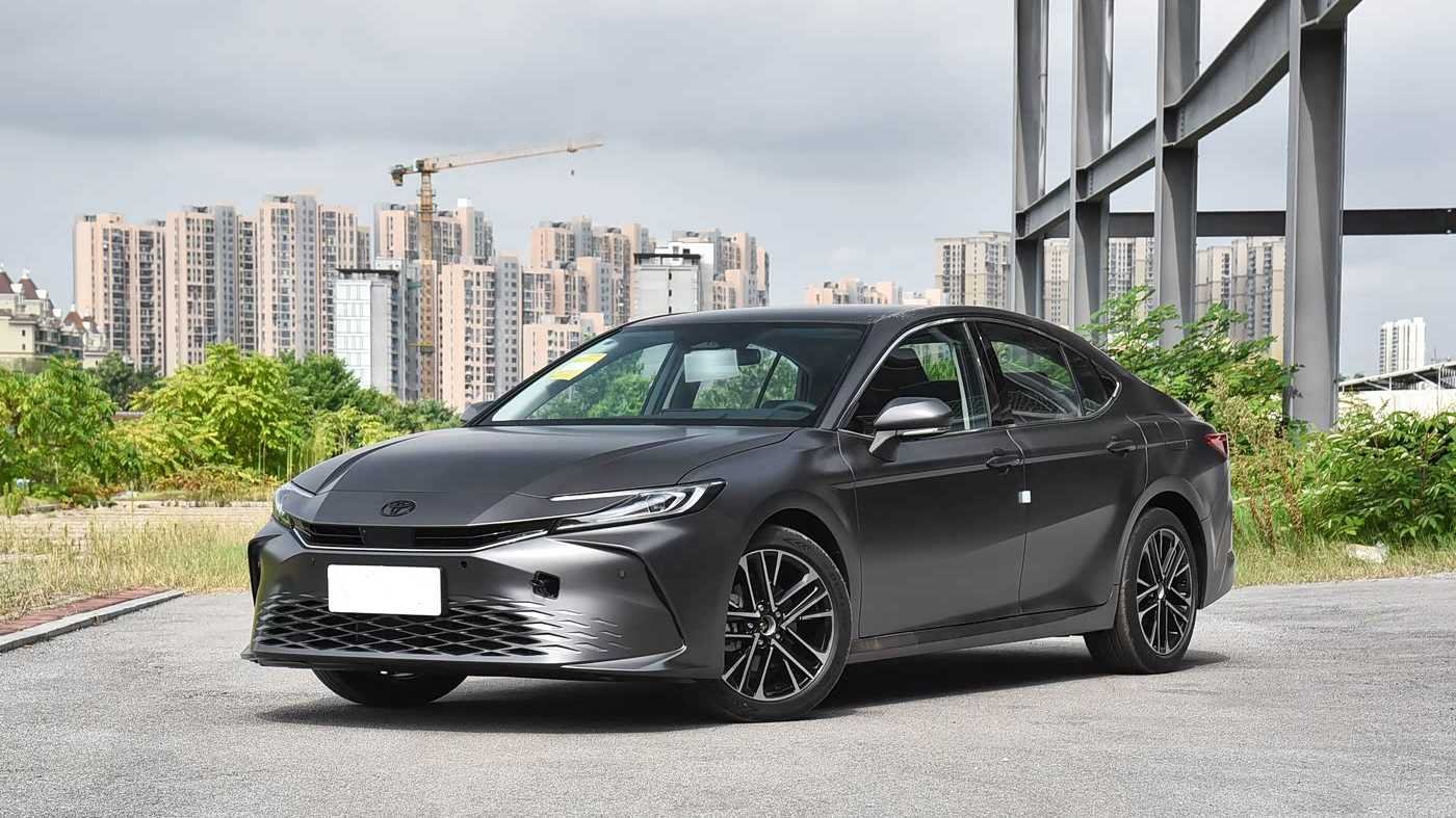 A Toyota Camry két új Glory Edition változattal bővül, amelyek a exkluzív fényezésre és a fejlettebb felszereltségre összpontosítanak