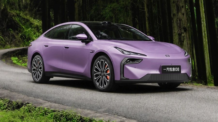 FAW Yueyi 08 vstupuje na trh, ponúka čisto elektrický a range-extenderový pohon