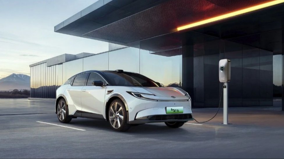 Rázvor 2880 mm, maximálny dojazd 630 kilometrov, oficiálne uvedenie Toyoty bZ5 modelového roka 2027 na trh